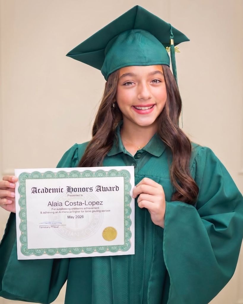 Alaïa, la hija de Adamari López, posó con su diploma de honor en su graduación  