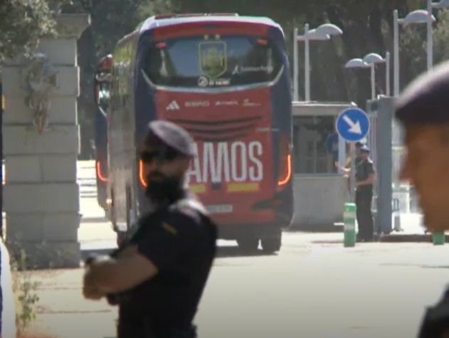 El autobus de la selección entrando en Zarzuela