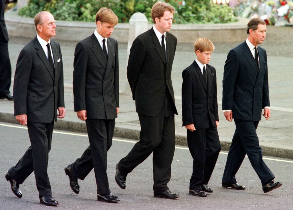 (De izquierda a derecha) El Duque de Edimburgo, el príncipe William, el conde Spencer, el príncipe Harry y el príncipe Carlos caminan fuera de la Abadía de Westminster durante el funeral de Diana, Princesa de Gales, el 6 de septiembre. 