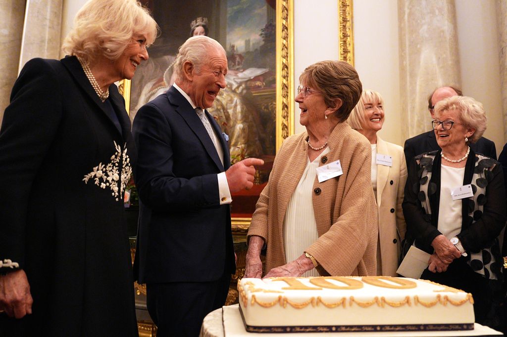 Los reyes Carlos y Camilla con una tarta con el número 100, los años que habría cumplido Isabel II 