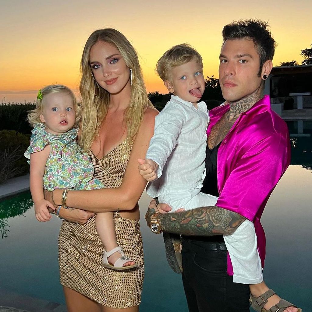 Chiara Ferragni y Fedez con sus hijos