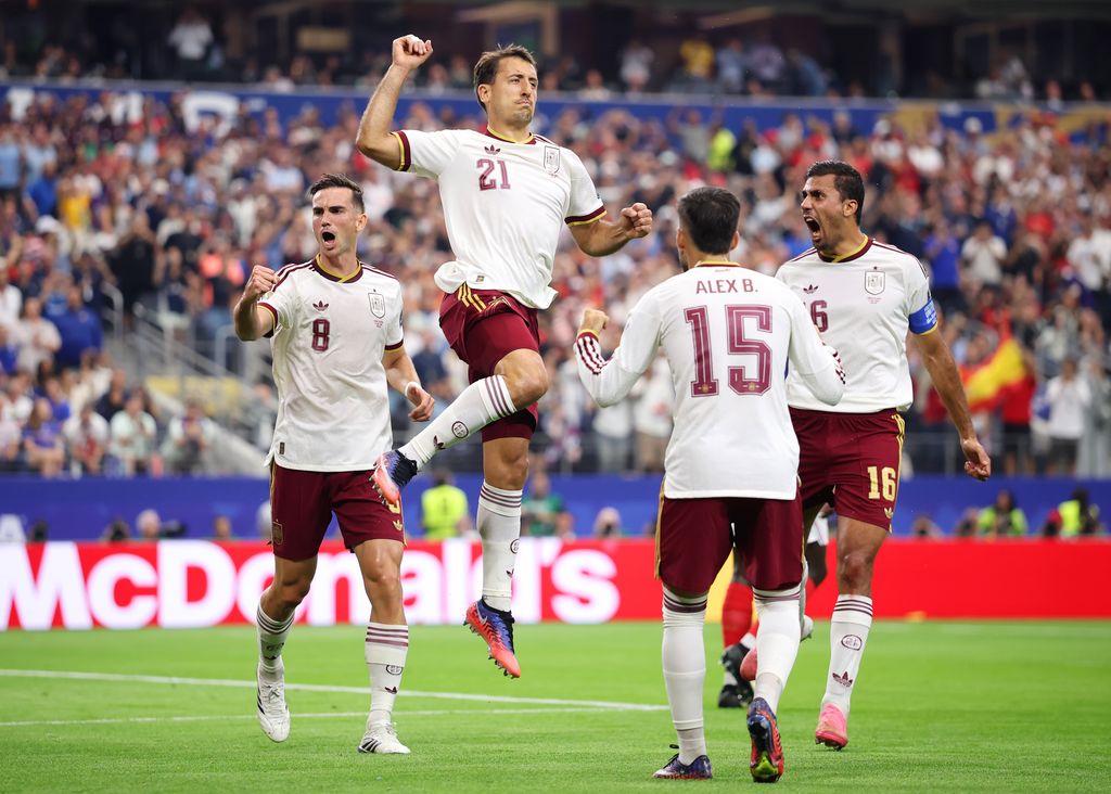 Mikel Oyarzabal #21 de España celebra con sus compañeros el penal que anotó y le dio el primer gol a la selección, en el partido contra Francia, el 14 de julio de 2026, en el Estadio Dallas.