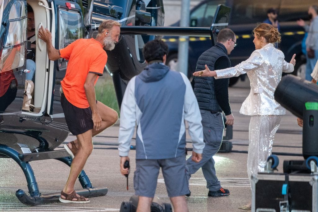 Pedro García Aguado y Arkano junto a Sandra Barneda a su llegada a las instalaciones de Mediaset en helicóptero, a 18 de junio de 2024, en Madrid  