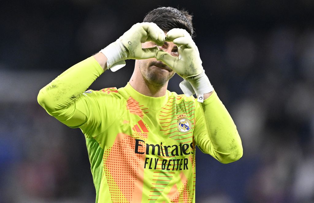 Thibaut Courtois hace el signo del corazón con la mano mirando a la grada 