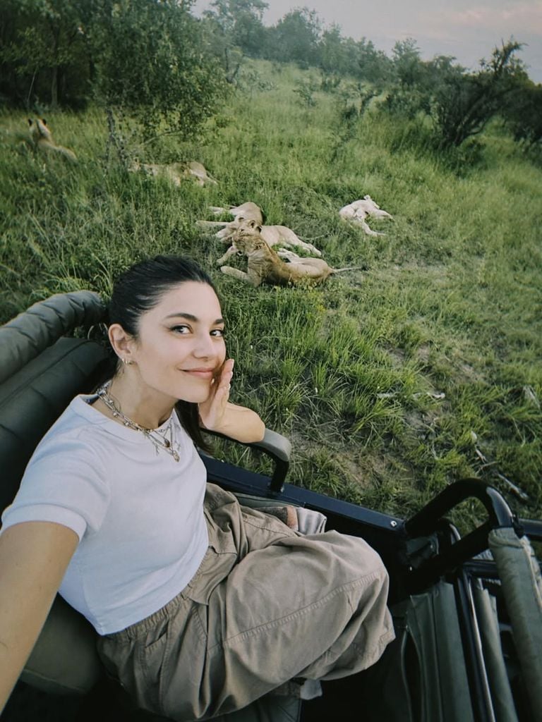 Las amigas encontraron una manada de leones.