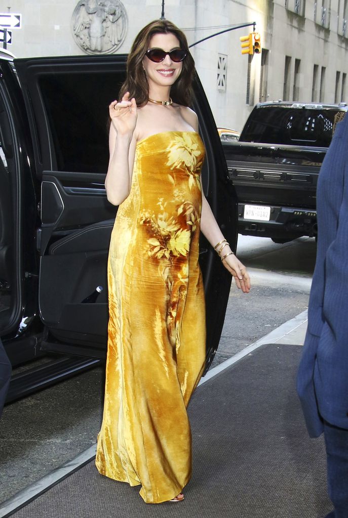 La actriz apareció con este vestido amarillo 