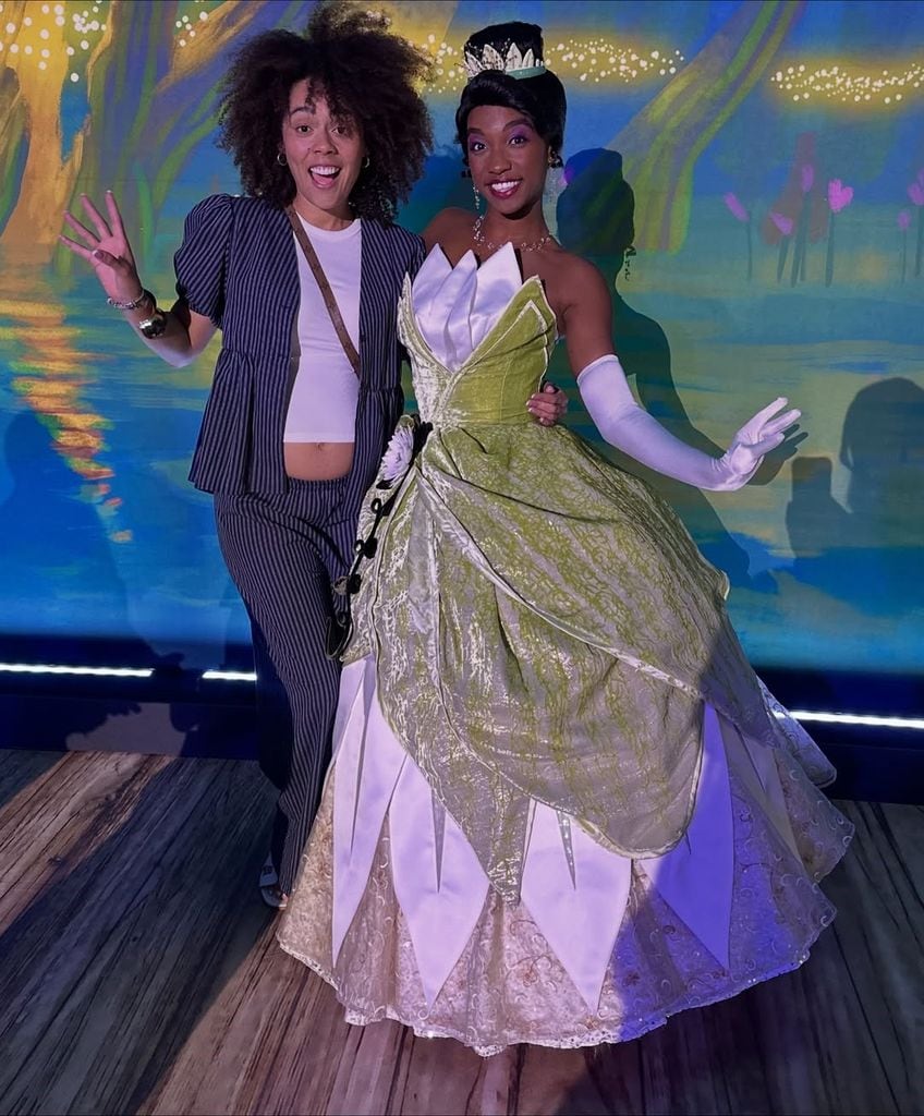 Brenda presumió su pancita junto a las princesas de Disney.
