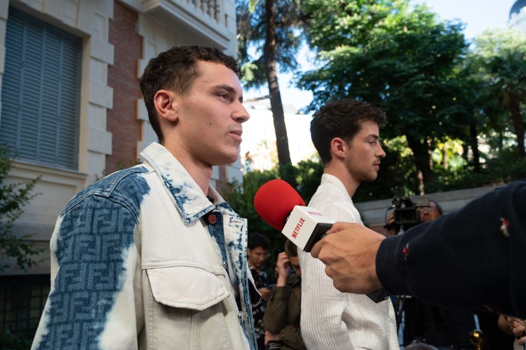 Los actores Aron Piper y Manu Ríos