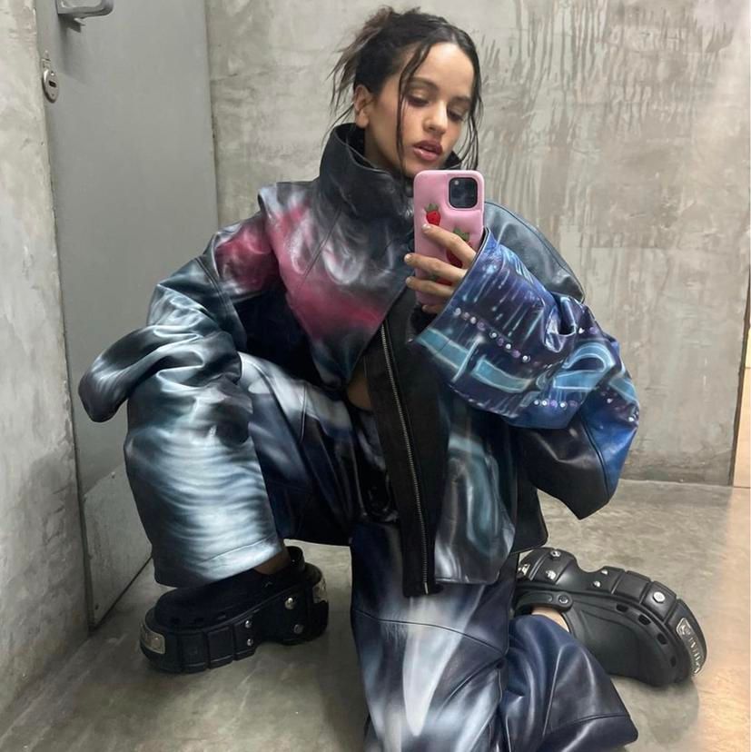 Para este atuendo, la española combinó su chaqueta con unos pantalones a juego y unos zapatos voluminosos