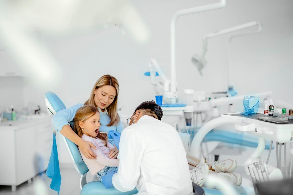 Niña en consulta del dentista