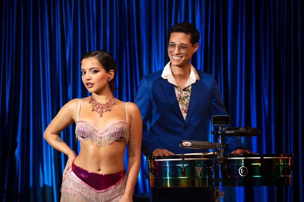 La canción, un verdadero himno latino, une la fuerza de la salsa con el pop, rindiendo homenaje a la herencia peruana que ambos comparten