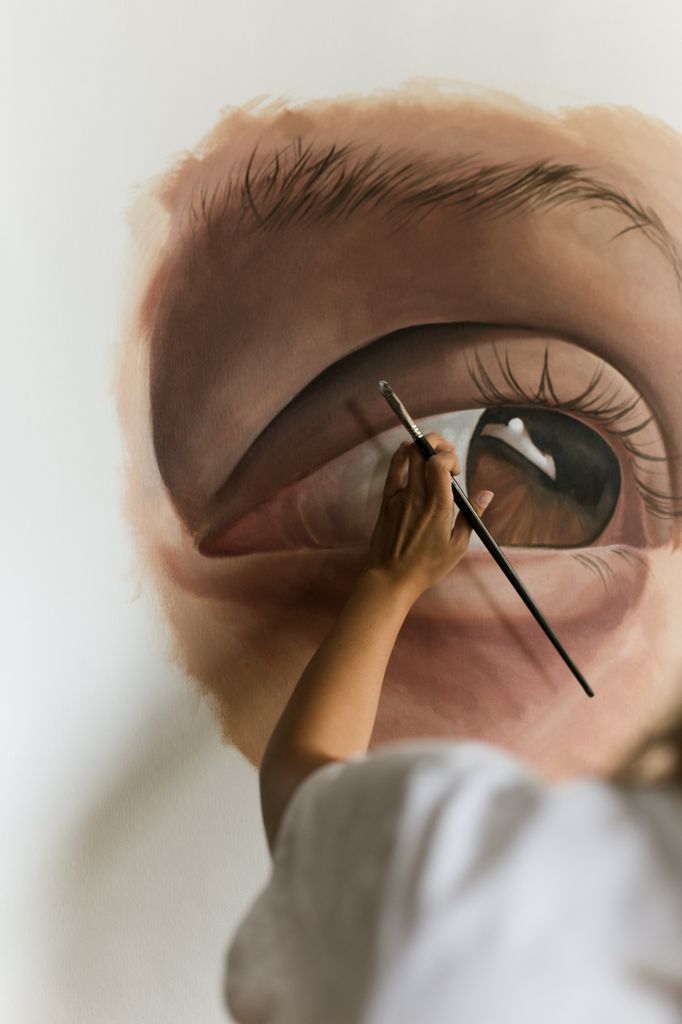 Celia Gallego pintando en su estudio. 