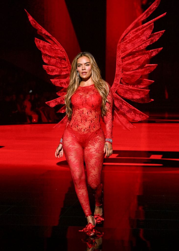Karol G lució un traje de encaje rojo 
