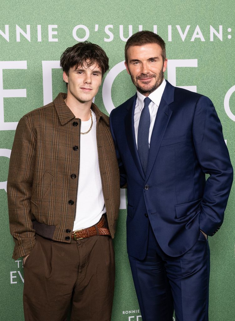 Cruz Beckham y David Beckham en la premiere de "Ronnie O'Sullivan: The Edge of Everything" en Odeon West End en 2023.