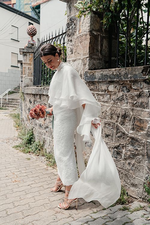 Un vestido de novia midi de tweed con capa