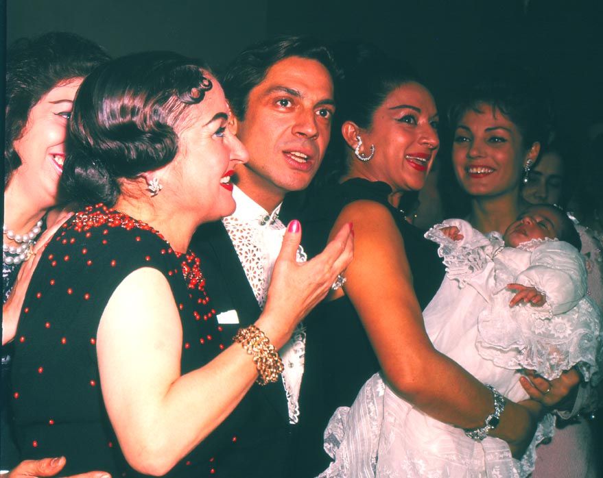 El bailarín Antonio con (de izquierda a derecha) Estrellita Castro, Lola Flores y Carmen Sevilla, en el bautizo de Rosario, hija de Lola Flores, 1963, Madrid, España