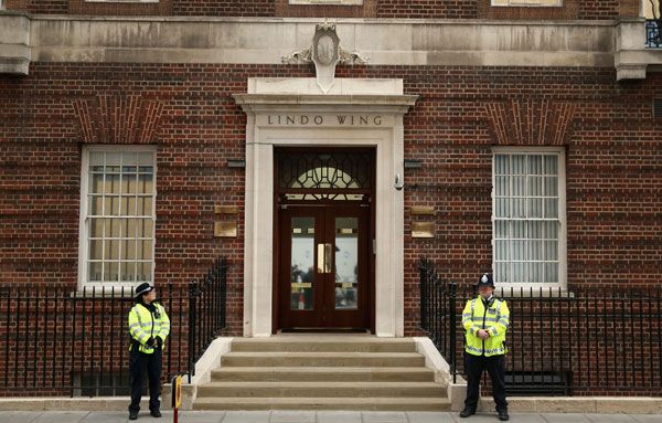 Así ha comenzado el día en el ala Lindo del hospital St. Mary tras anunciarse el ingreso de la Duquesa de Cambridge, con las medidas de seguridad necesarias para garantizar el bienestar de la familia

