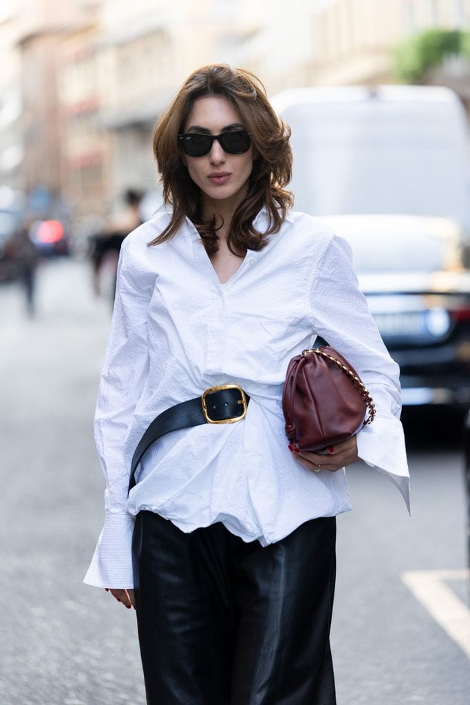 Look Milan Fashion Week con camisa blanca y cinturón