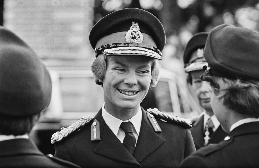 La duquesa visitando una universidad del WRAC (Cuerpo Real del Ejército Femenino) en Camberley en 1967