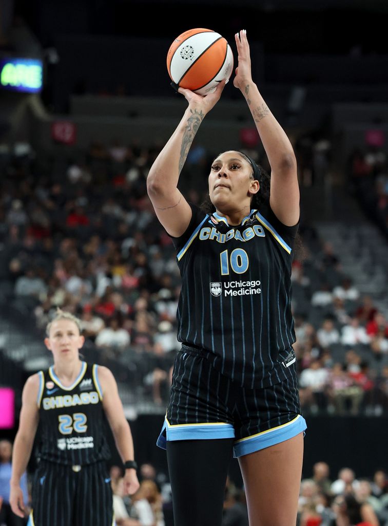 Con sus 2,01 metros de altura, la pívot del Chicago Sky se ha convertido en una presencia imponente en la WNBA.