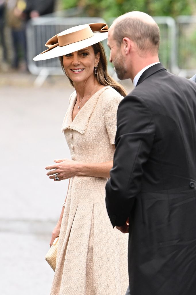 Kate Middleton llegó acompañada por el príncipe Guillermo y acaparó todas las miradas con un sofisticado vestido midi de tweed firmado por Roland Mouret