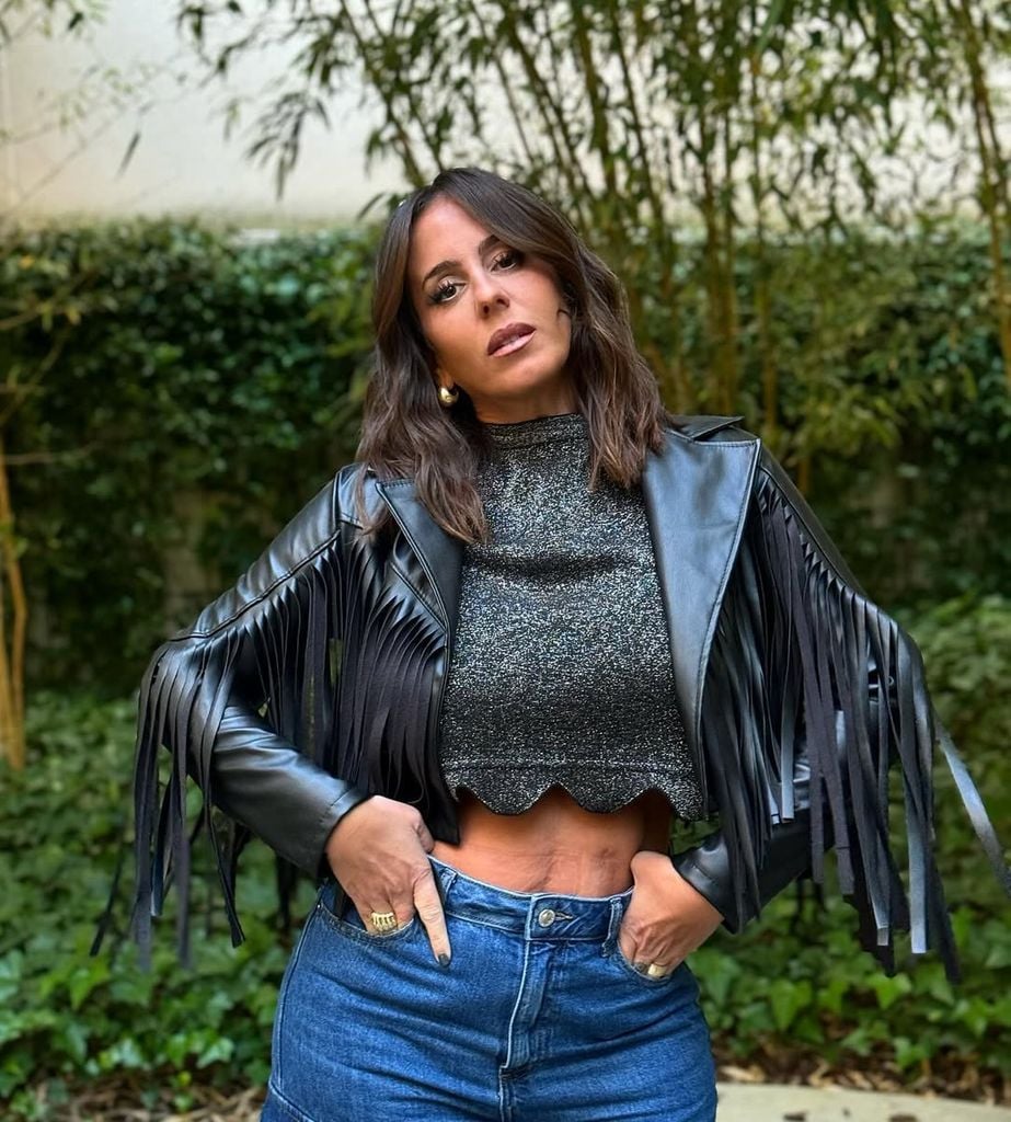 Plano medio de Anabel Pantoja con top de brillos y chaqueta de flecos