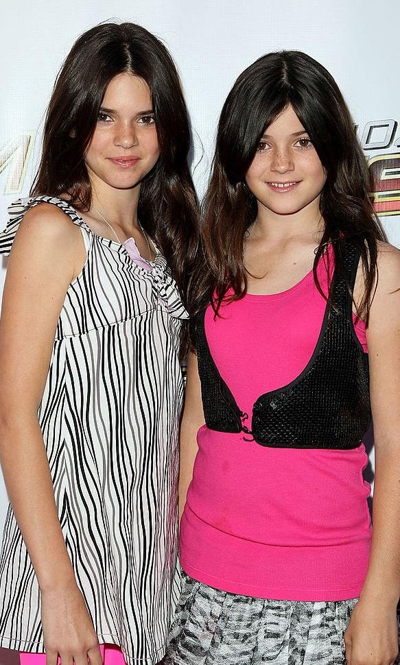 plano americano de kendall y kylie jenner con cabello suelto