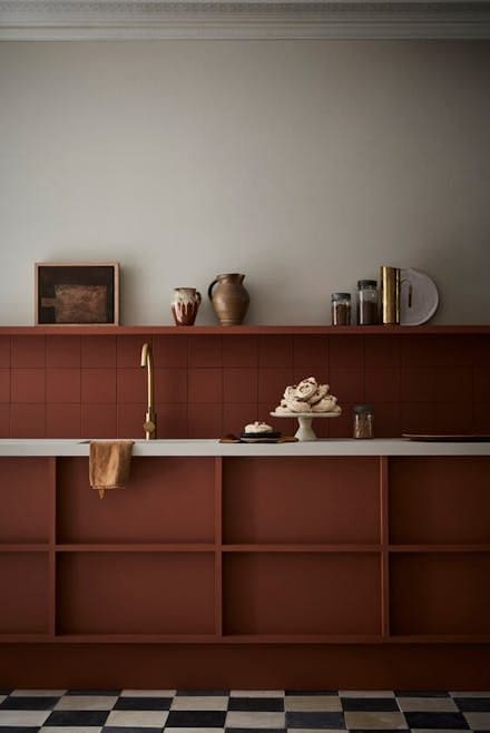 Cocina con muebles de color terracota
