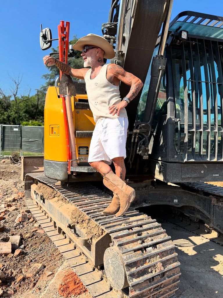 Gianluca Vacchi supervisando las obras en su casa.