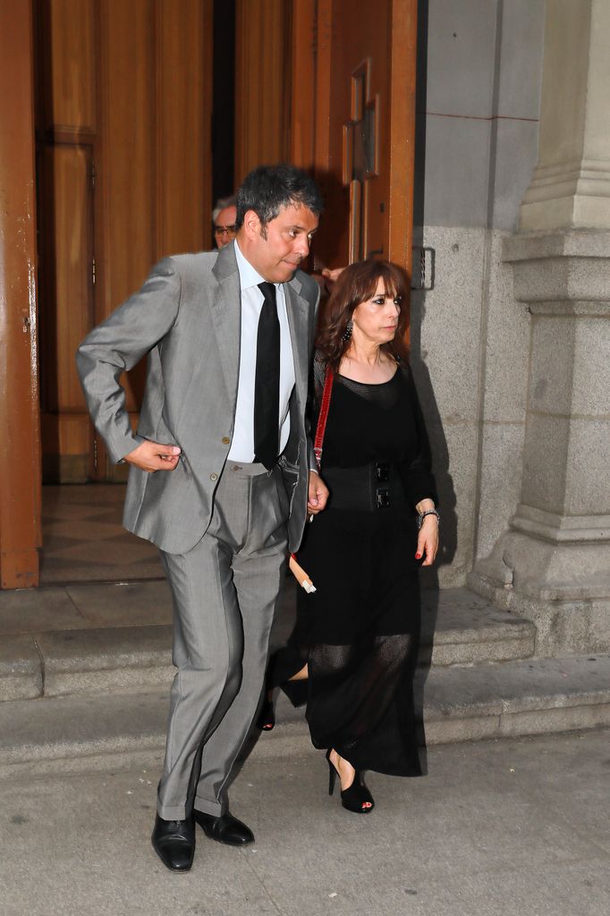 Arturo Fernández hijo durante el funeral de su padre en 2019, uno de los pocos momentos en los que ocupó el foco como hijo del eterno 'Chatín' hijo durante el funeral de su padre en 2019, uno de los pocos momentos en los que ocupó el foco como hijo del eterno 'Chatín'
