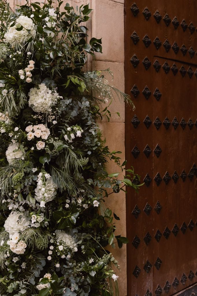 Decoración floral de la iglesia de San Miguel Arcángel, en Murcia
