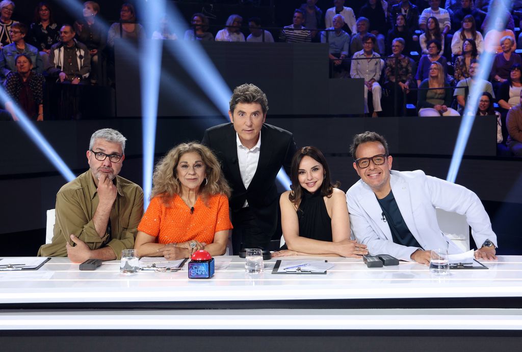 El jurado de Tu cara me suena: Florentino Fernández, Lolita, Chenoa y Ángel Llácer, con el presentador Manel Fuentes