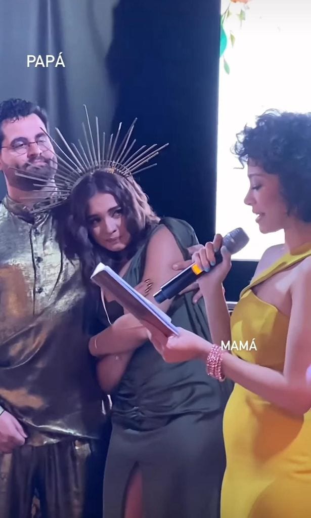 maya berry spear con sus padres adoptivos