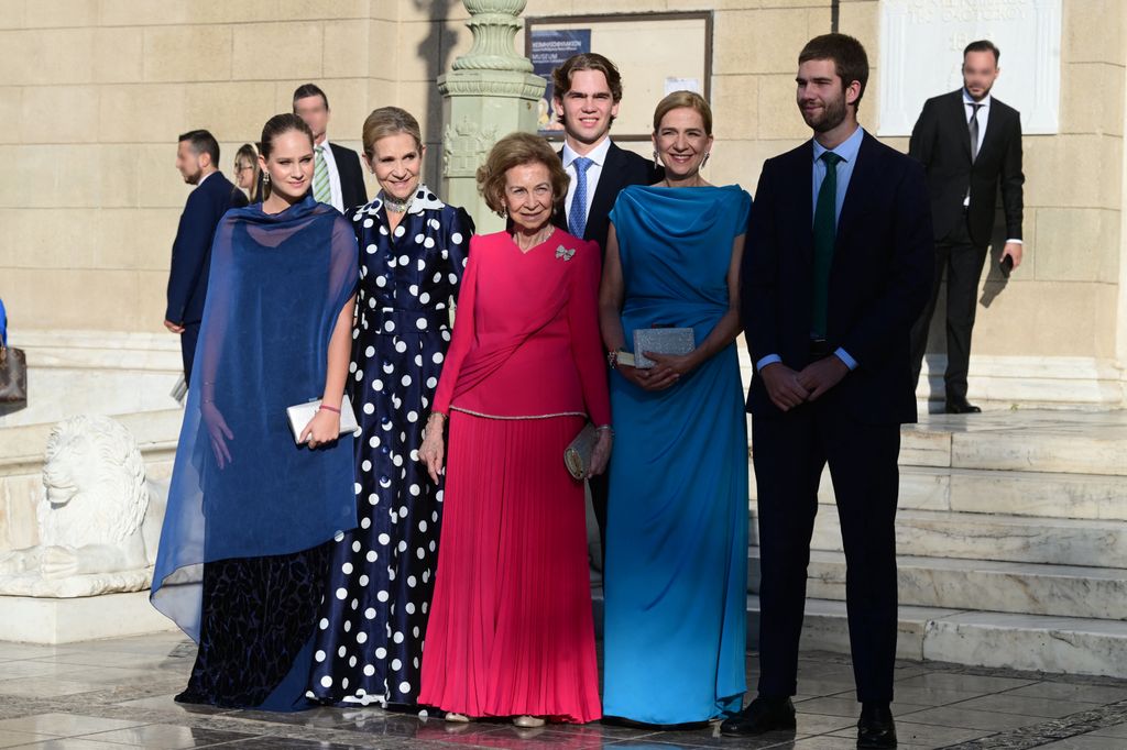 La reina Sofía acudió a la boda de Teodora de Grecia con sus dos hijas, las infantas Elena y Cristina, y tres de sus nietos, Irene, Miguel y Juan Urdangarin