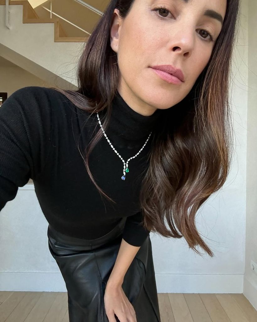 Sassa de Osma con total look oscuro y falda de cuero