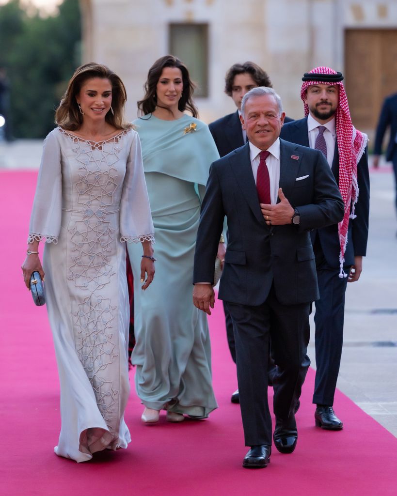 Los reyes Abdalá y Rania con sus hijos en la celebración del 80 aniversario del Día de la Independencia de Jordania