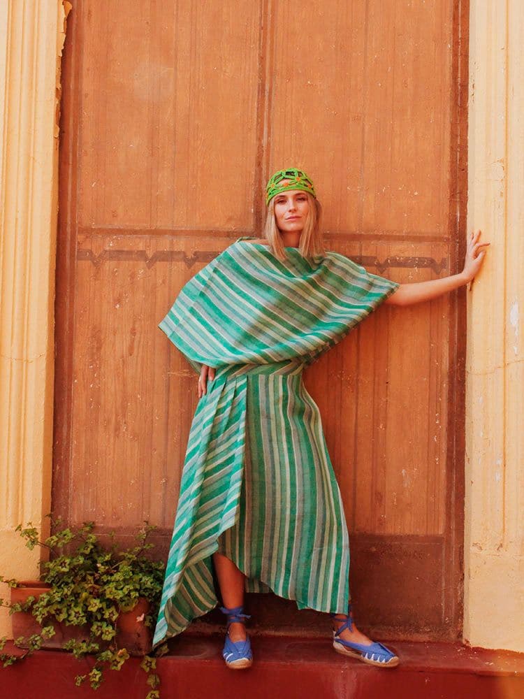 Look de capa y faldas de rayas de Baudesson