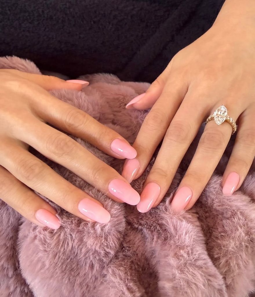 Selena Gómez lleva las uñas en rosa y con un acabado luminoso.