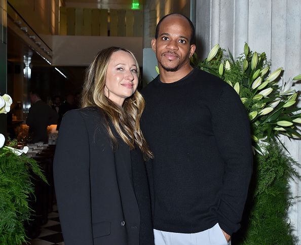Jennifer Meyer y Geoffrey Ogunlesi se comprometieron en 2024 y en 2026 han sido padres y se han casado