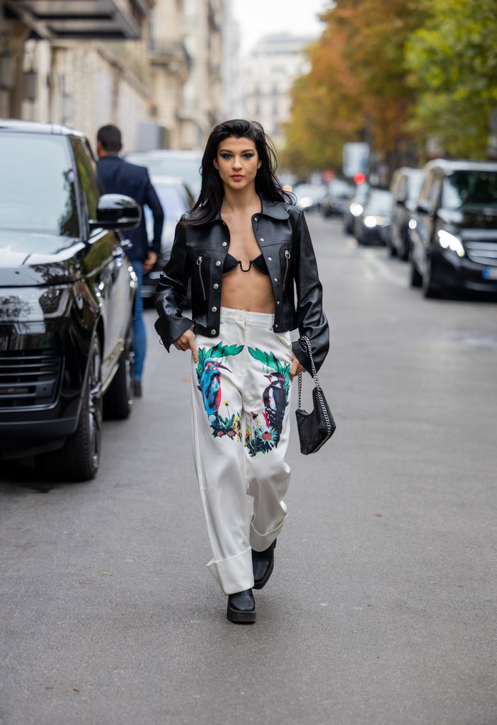 Phoebe Gates en Paris Fashion Week - Womenswear Spring/Summer 2023, en octubre de 2022.