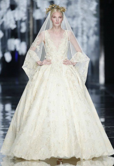 LA NOVIA 'ROYAL'

La novia clásica de estilo princesa ha estado presente en casi todas las colecciones, tanto las de aquí como las de NUeva York, aunque ninguna de aire tan royal como la que presentaban YolanCris al término de su desfile, con un aire a la Alta Costura de Christian Lacroix.

Colecciones: todas, pero sobre todo YolanCris.
