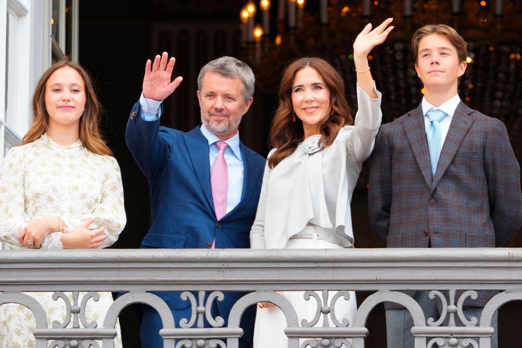 El rey Federico, que cumple 58 años, saliendo sa ludar al balcón del Palacio de Amalienborg (Copenhague) junto a su mujer, la reina Mary, y dos de sus hijos: Josephine y Vincent, el 26 de mayo de 2026