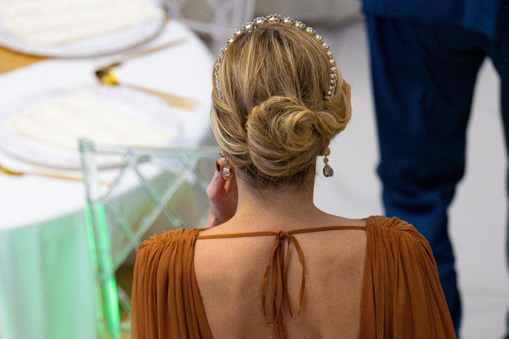 Dos imáges del look de la reina Máxima