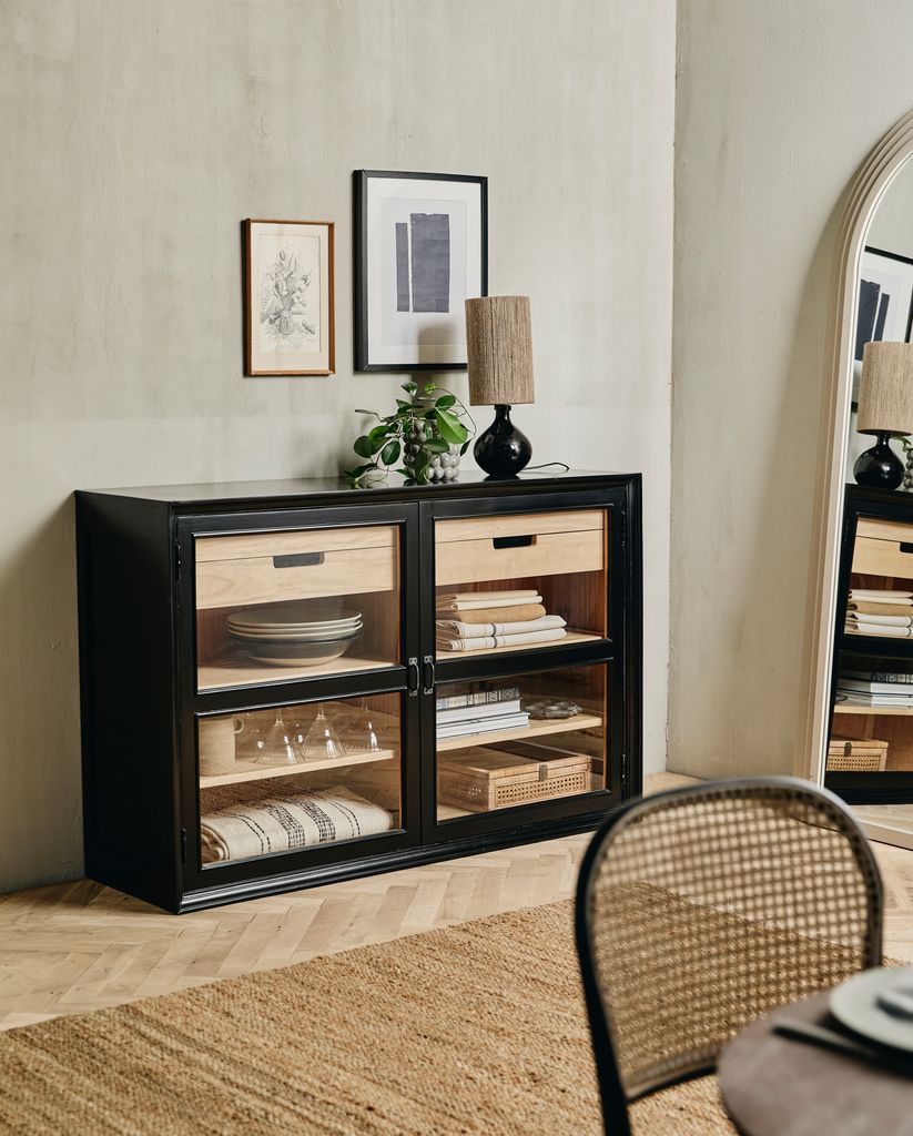 Mueble de madera con puertas de cristal