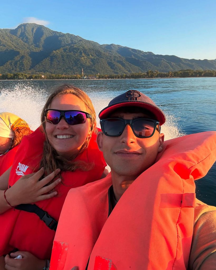 Con una de sus compañeras del equipo