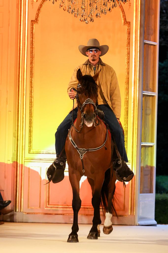 Un vaquero montado a caballo en el desfile de Austin Post.