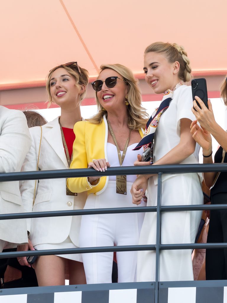 María Chiara de Borbón-Dos Sicilias y María Carolina de Borbón-Dos Sicilias con su madre, Camila Crociani en el Gran Premio de Fórmula 1, el 7 de junio de 2026
