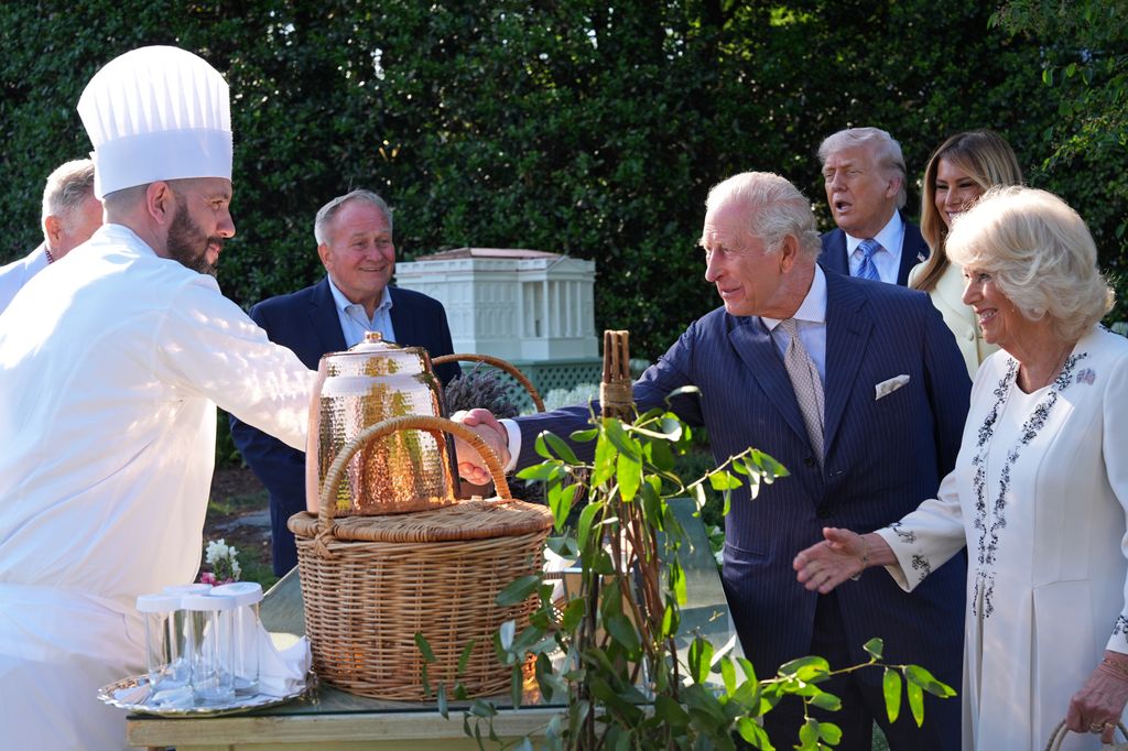 El monarca y su esposa saludan al chef Carlo Figarella