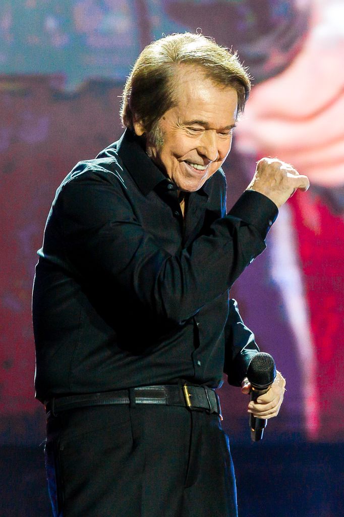 Raphael demuestra su vitalidad en el concierto que dio este sábado en Almería 