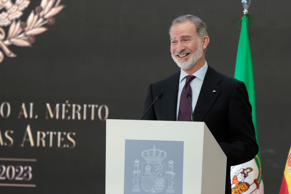 Plano medio del rey Felipe VI dando un discurso sonriente